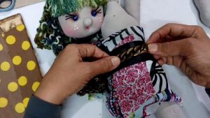 طريقة عمل فستان عروسة لعبة بالقماش